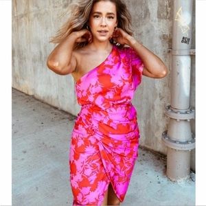 ⚡️NWT Vestique Dream Lovers one shoulder floral dress, size M